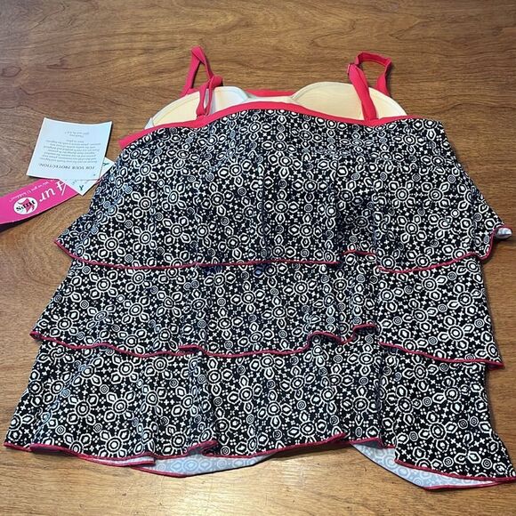 Fit 4 U Black and White Patterned Swim Top - Picture 4 of 9